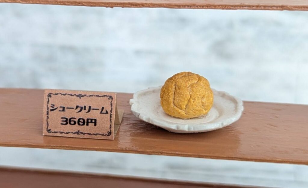 樹脂粘土でできたミニチュアフード・ミニチュアスイーツのシュークリーム