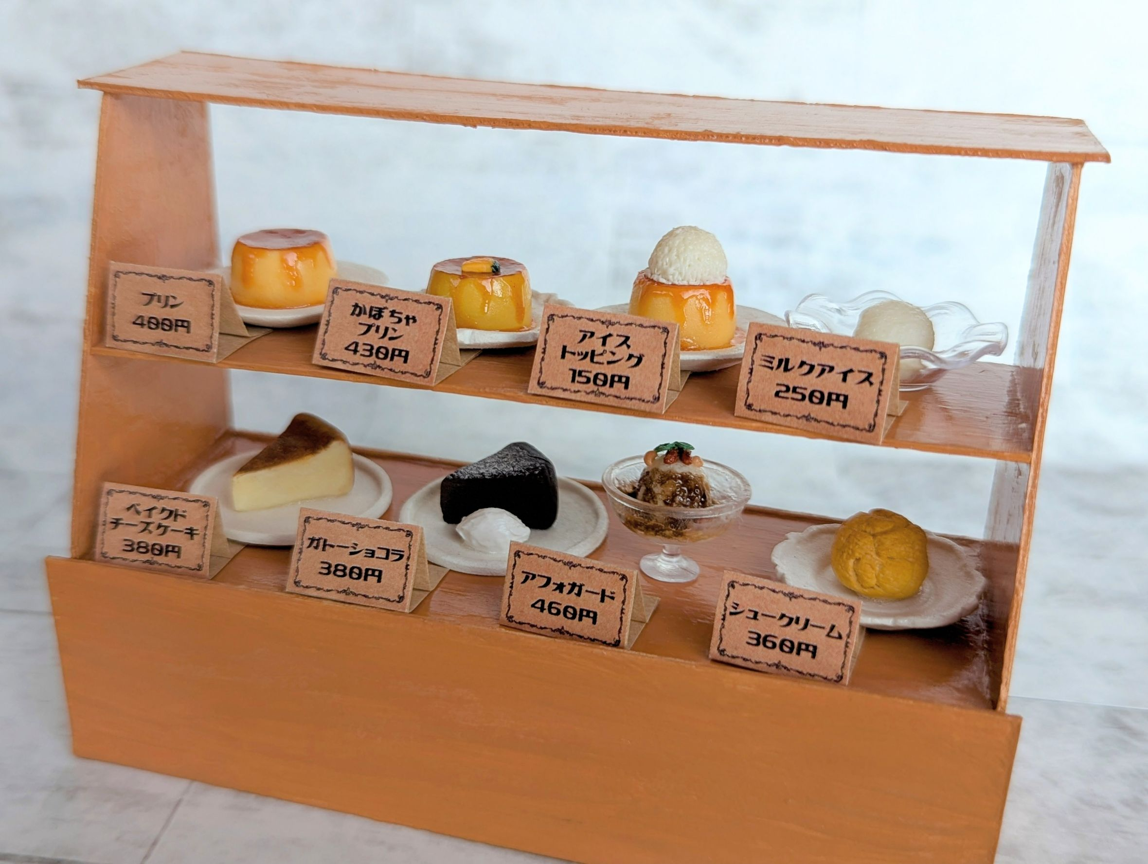 ミニチュアスイーツのカフェのショーウィンドウ作品